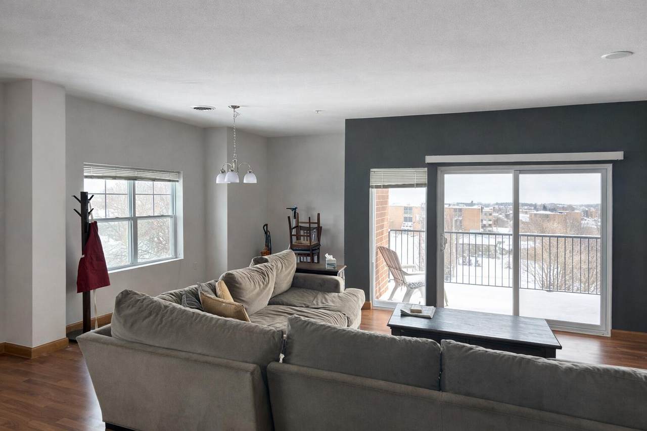 6330 Greenfield Ave - Photo 1