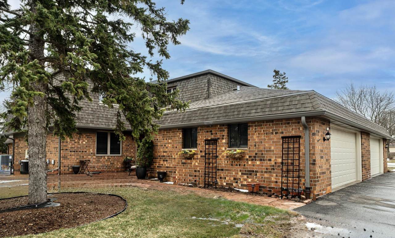 8179 Forest Hills Cir - Photo 1