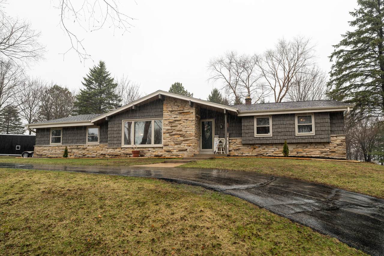 S83W27570 Beaver Trl - Photo 1