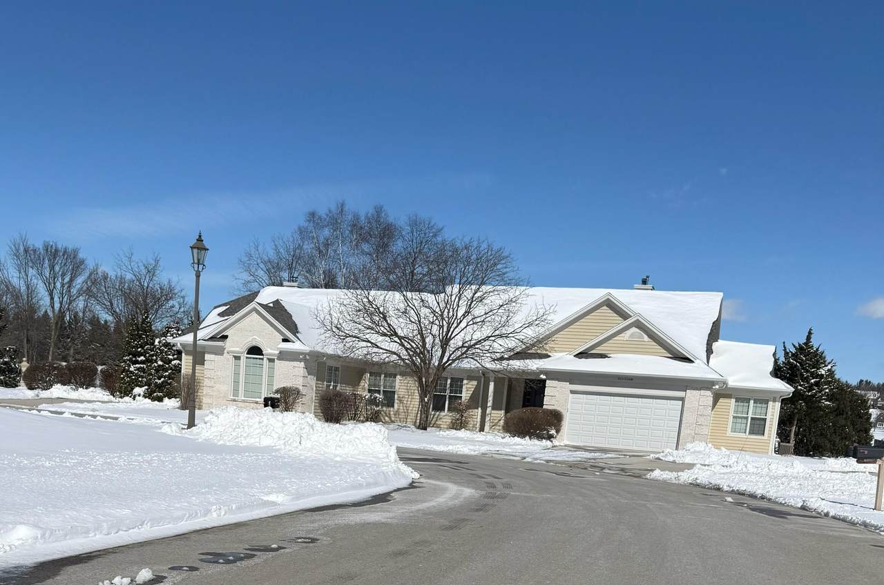 W233N3088 Oakmont Ct - Photo 1