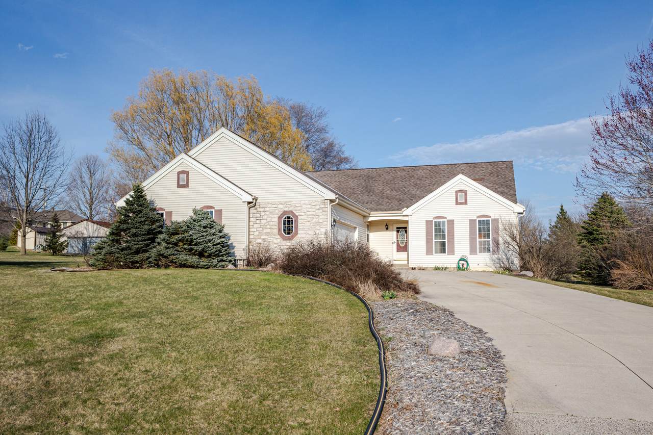 W220N7288 Coventry Meadows Ct - Photo 1