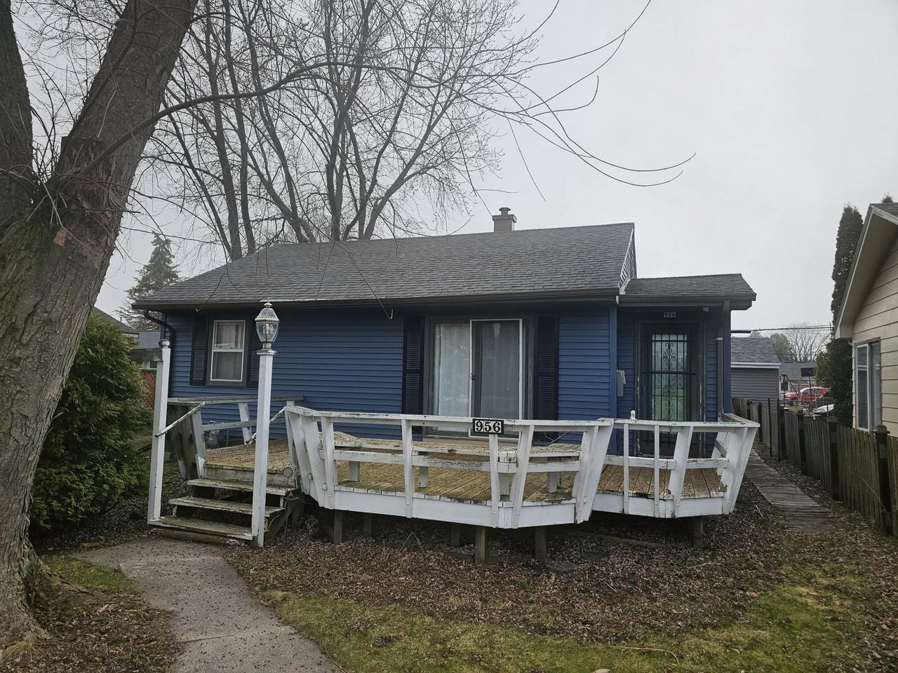 956 Circle Dr - Photo 1