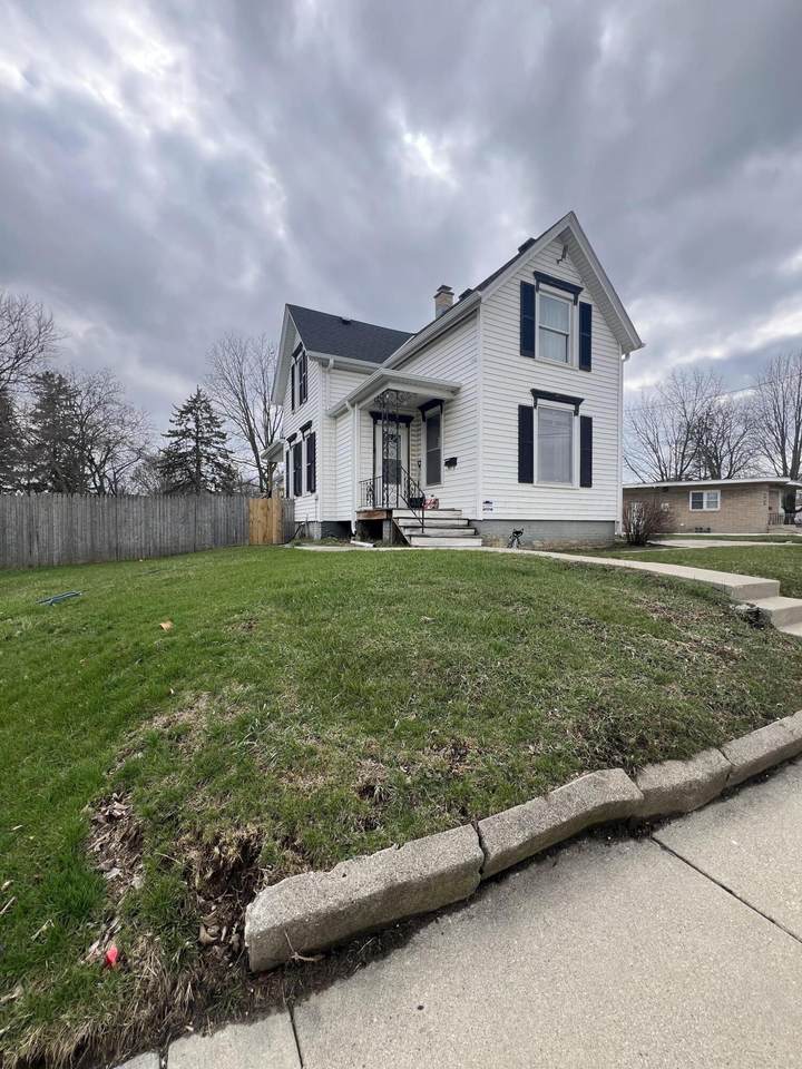 1925 Rapids Dr - Photo 1