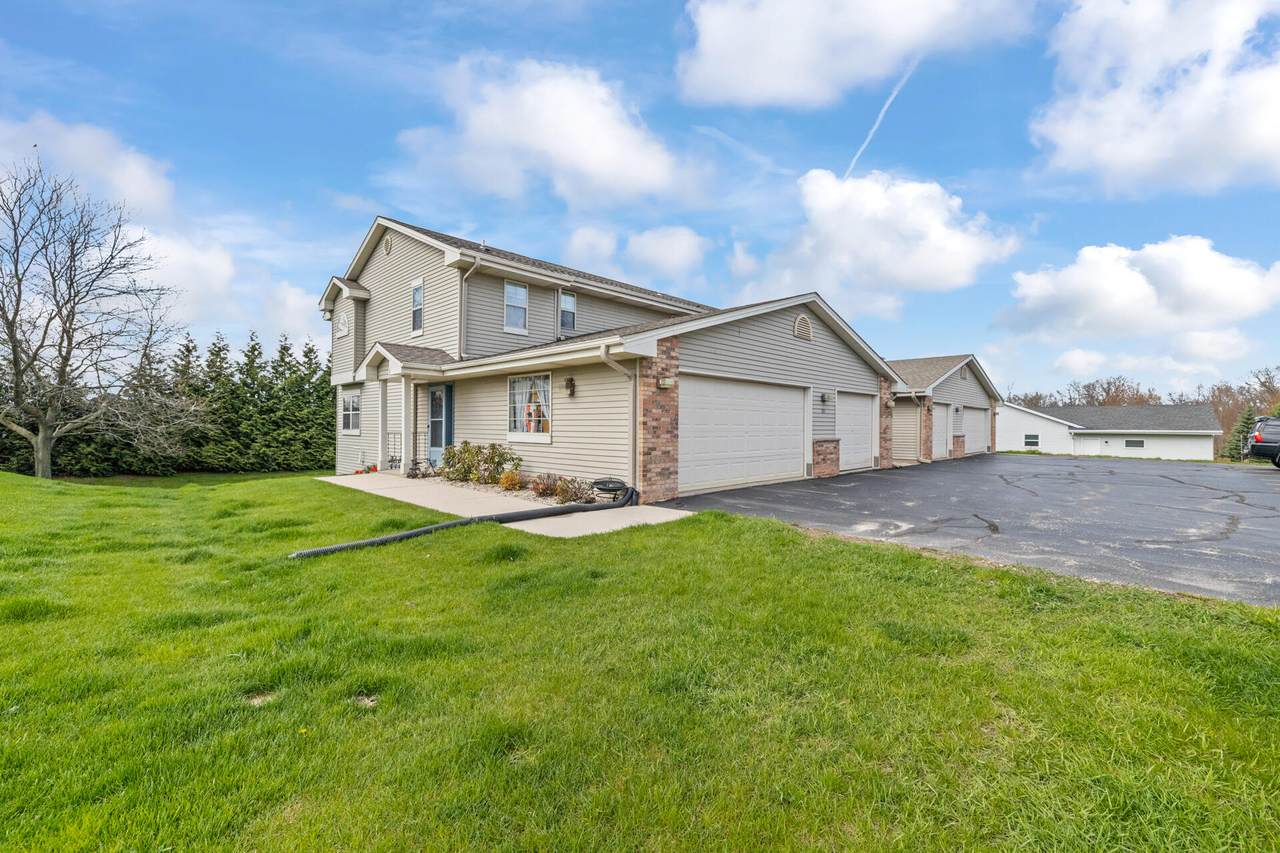 1015 Woodview Ct - Photo 1