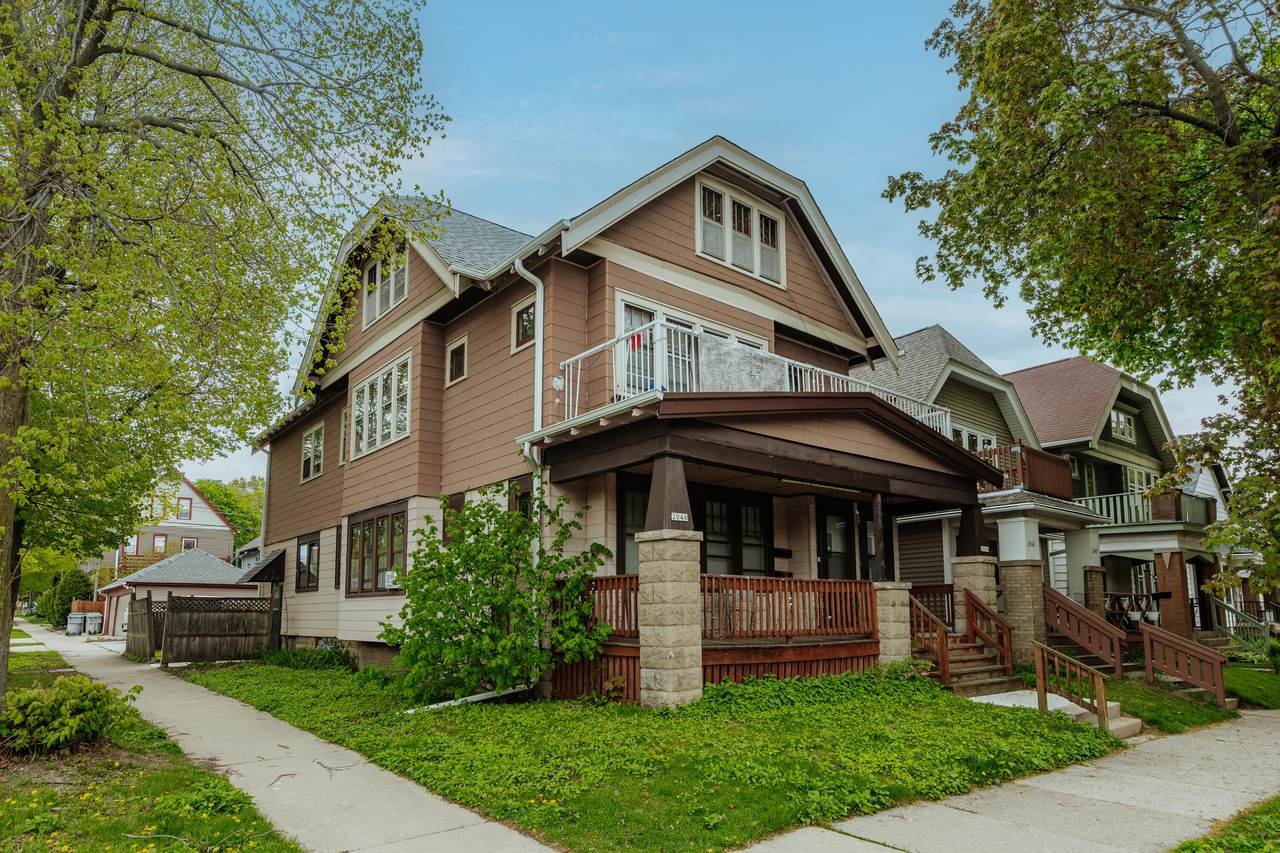 2044 58th St - Photo 1