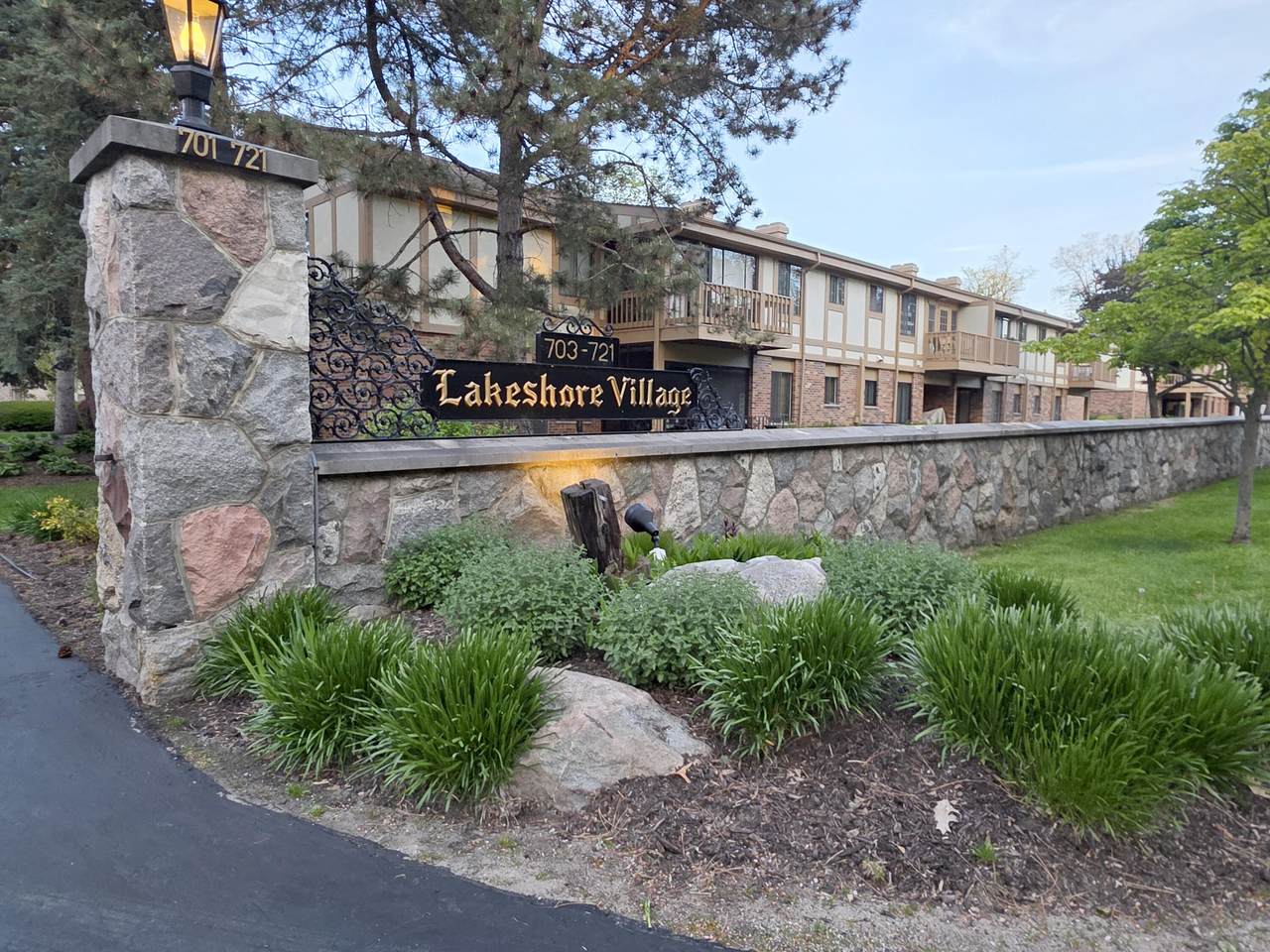 709 Lake Shore Dr - Photo 1