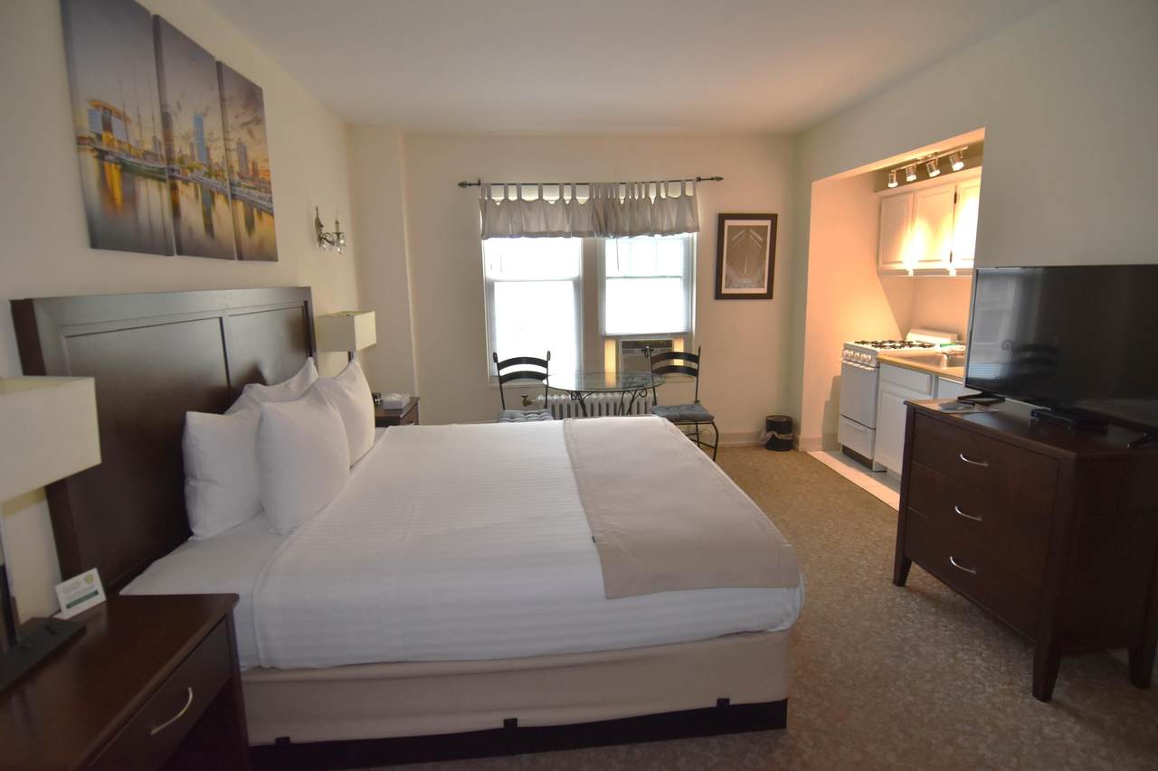 1028 Juneau Ave - Photo 1