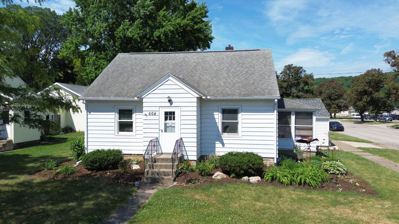 604 Oak St - Photo 1