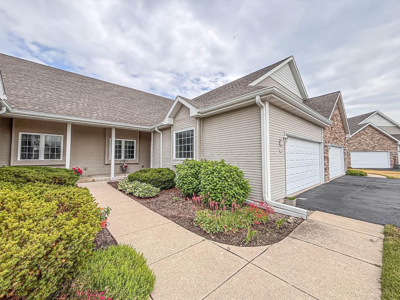 650 Waters Edge Dr - Photo 1
