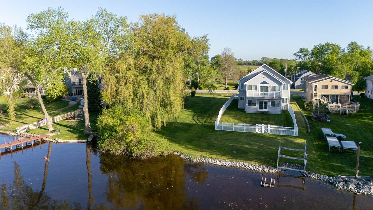 7427 Wind Lake Rd - Photo 1