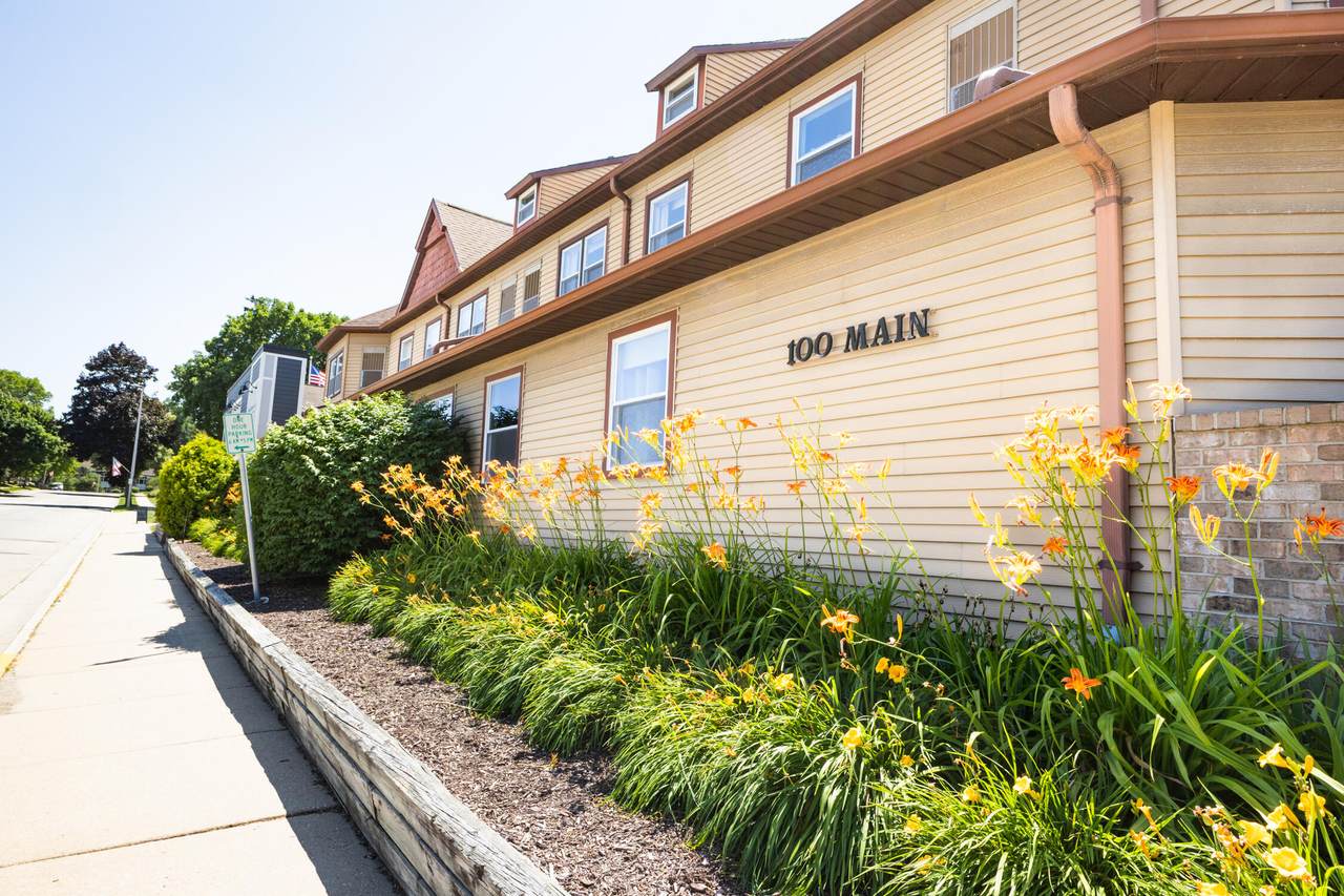 100 Main St - Photo 1