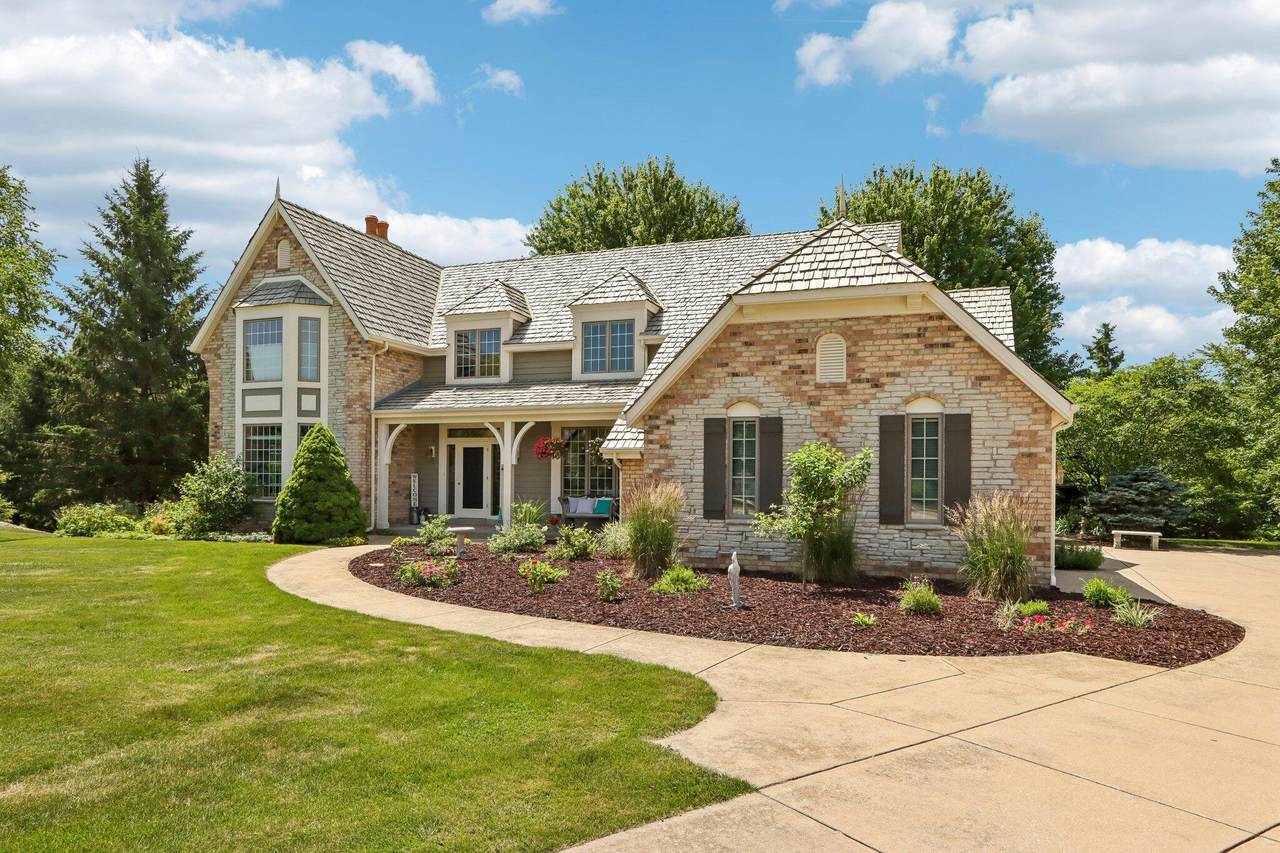 W288N3341 Lost Creek Ct - Photo 1