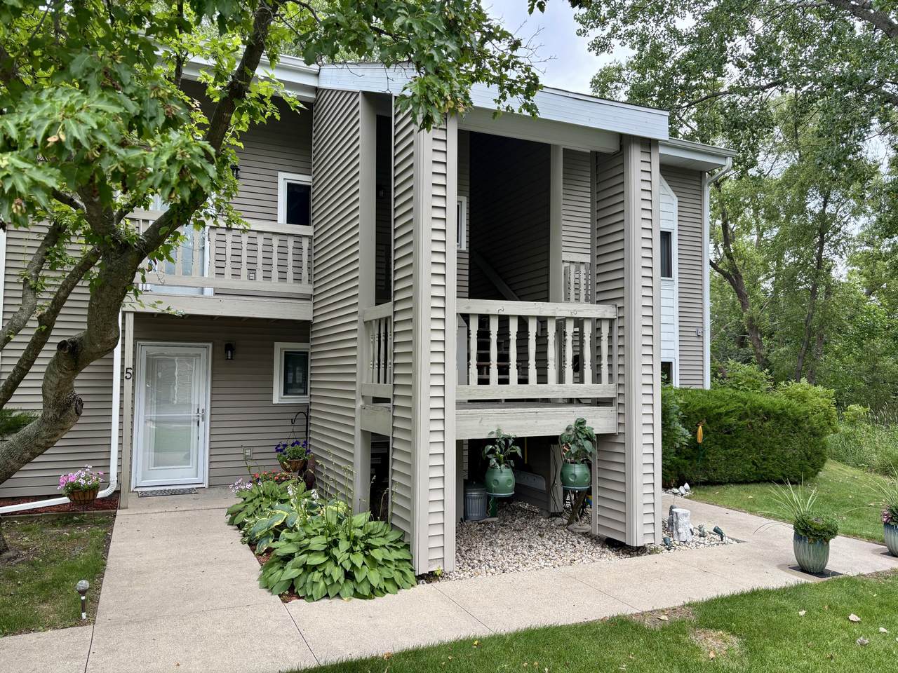 717 Lakeview Rd - Photo 1