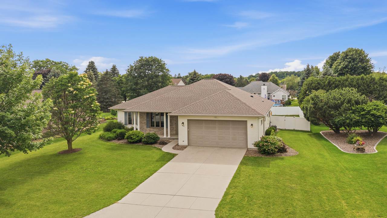 712 Ash Cir - Photo 1
