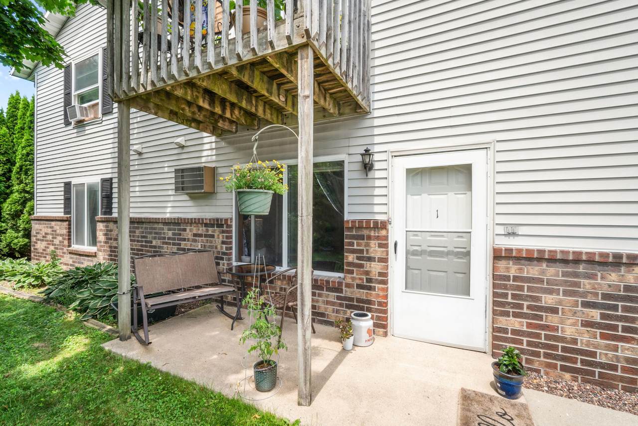 160 Maple Ave - Photo 1