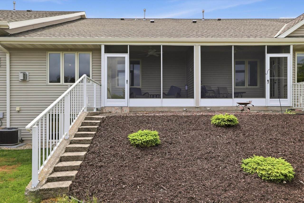 970 Oconomowoc Pkwy - Photo 1