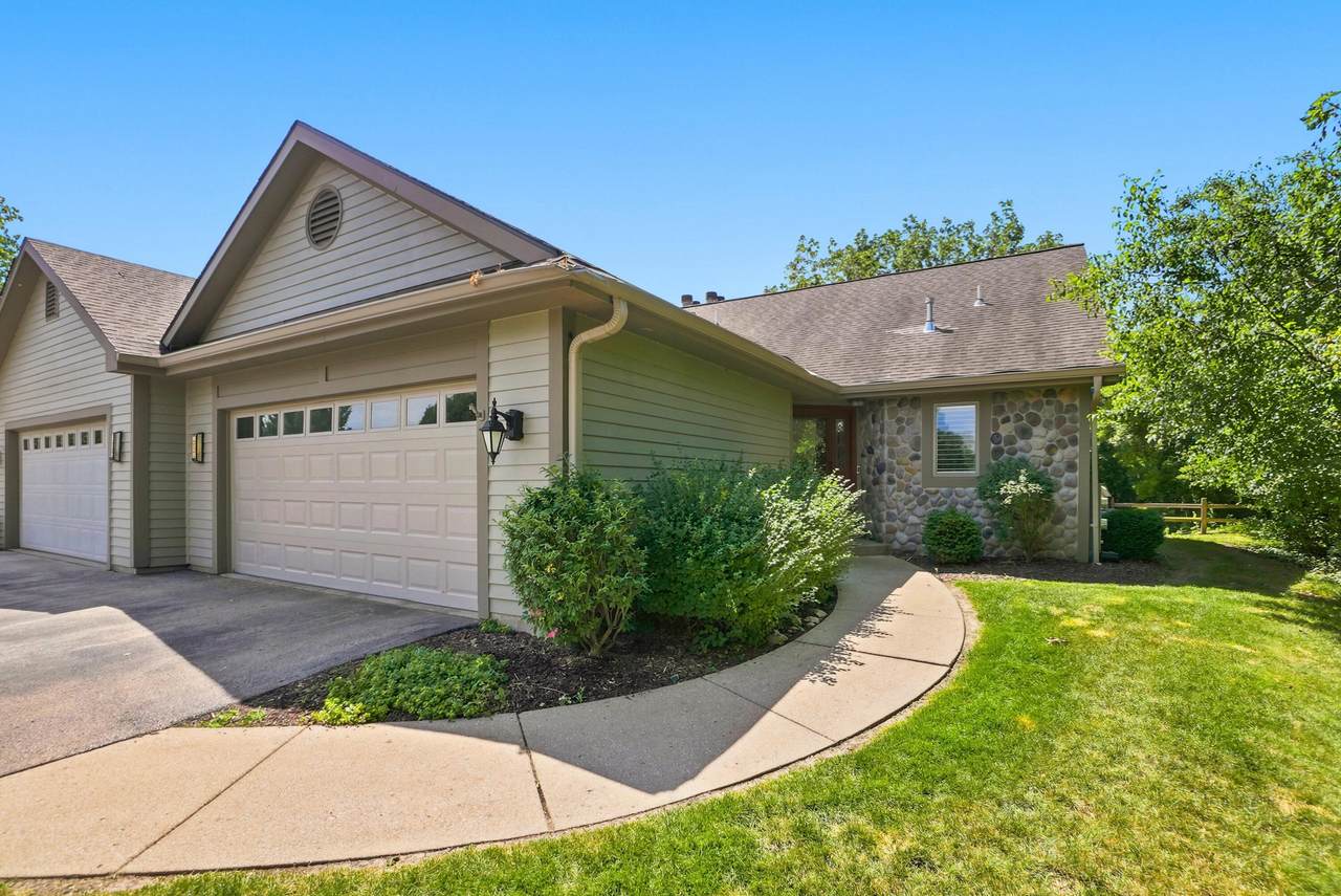 303 Parkview Ct - Photo 1