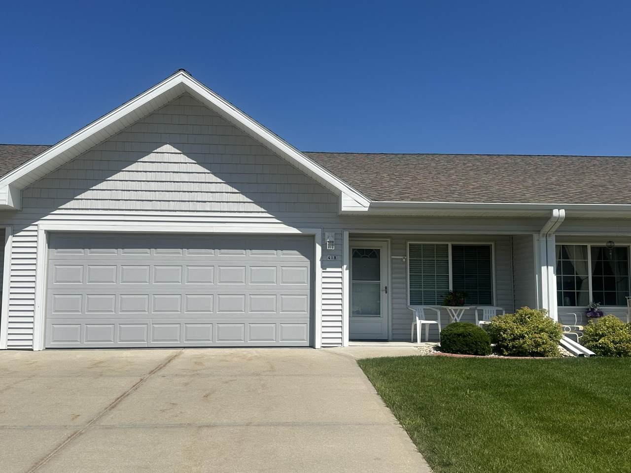 418 Novak St - Photo 1