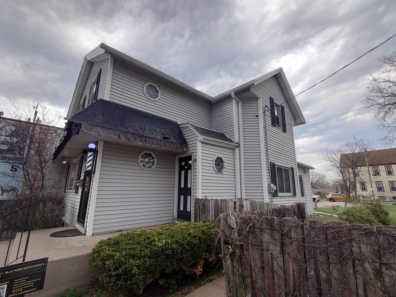2340 Kinnickinnic Ave - Photo 1