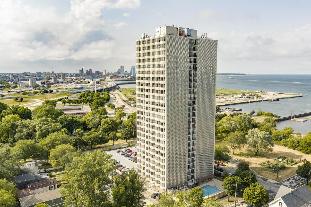 2525 Shore Dr - Photo 1