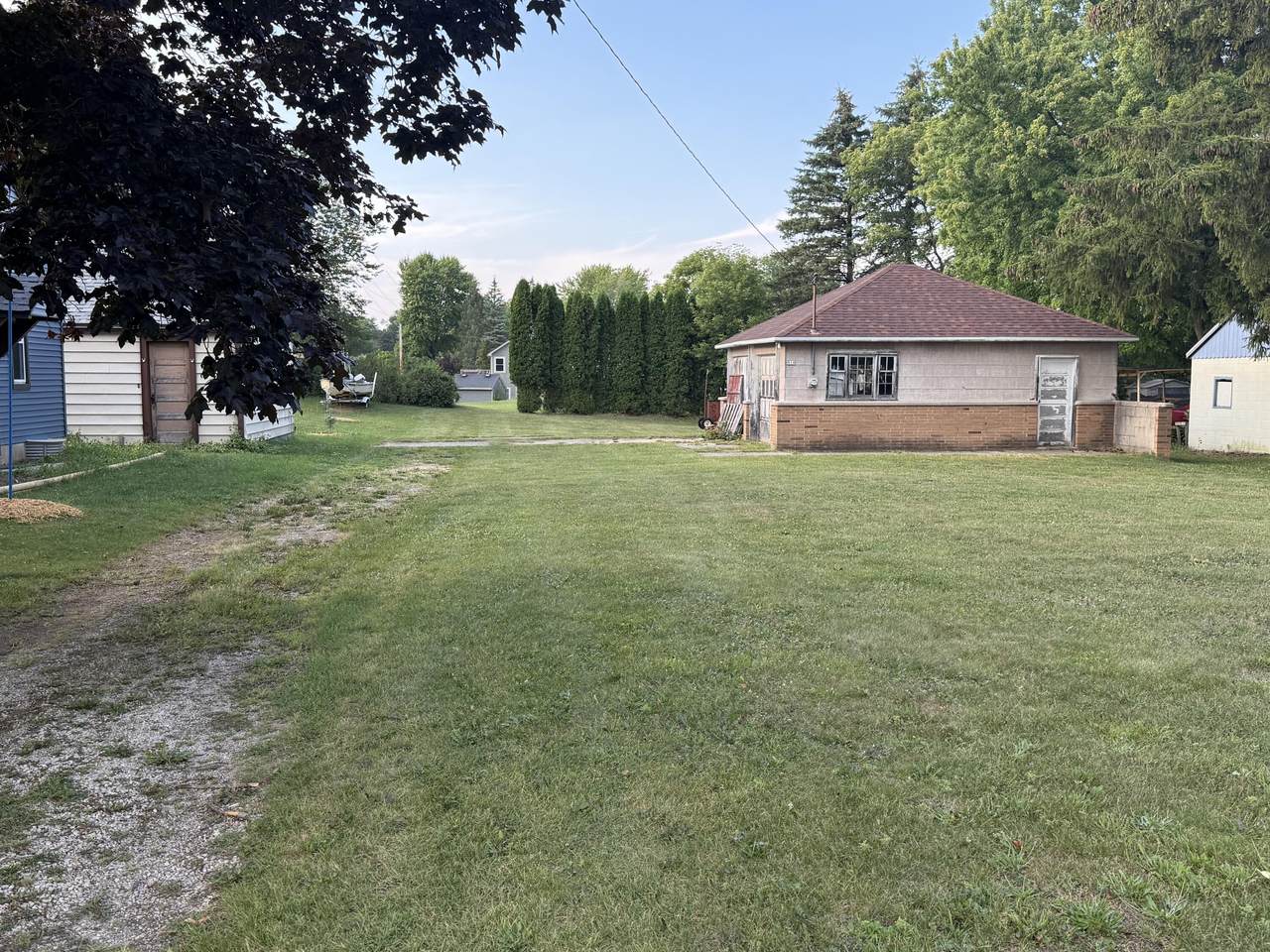 910 Fredonia Ave - Photo 1