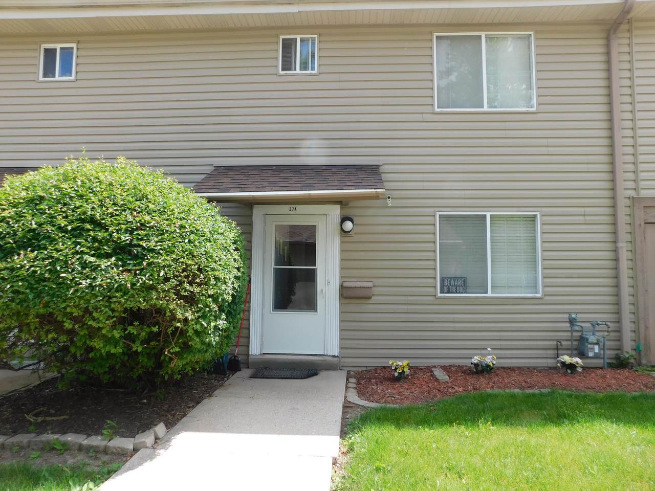 7837 60th St - Photo 1