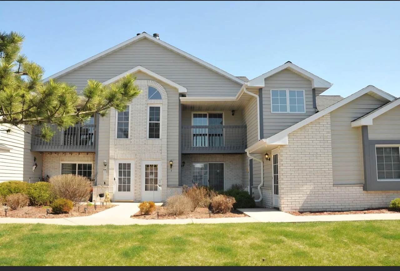 W240N2566 Parkway Meadow Cir - Photo 1
