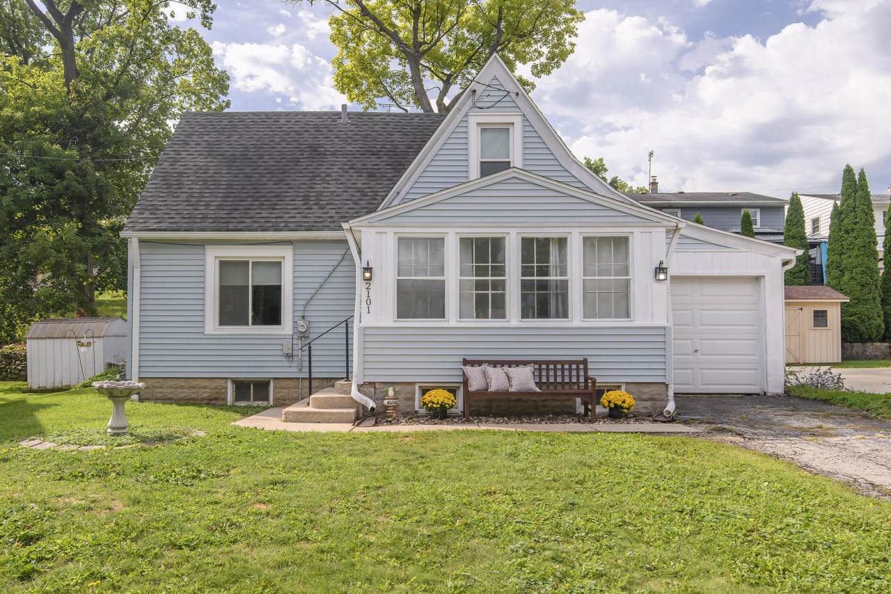 2101 Oaklawn Ave - Photo 1