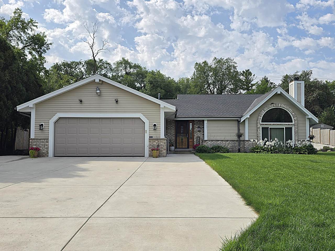 9201 County Line Rd - Photo 1