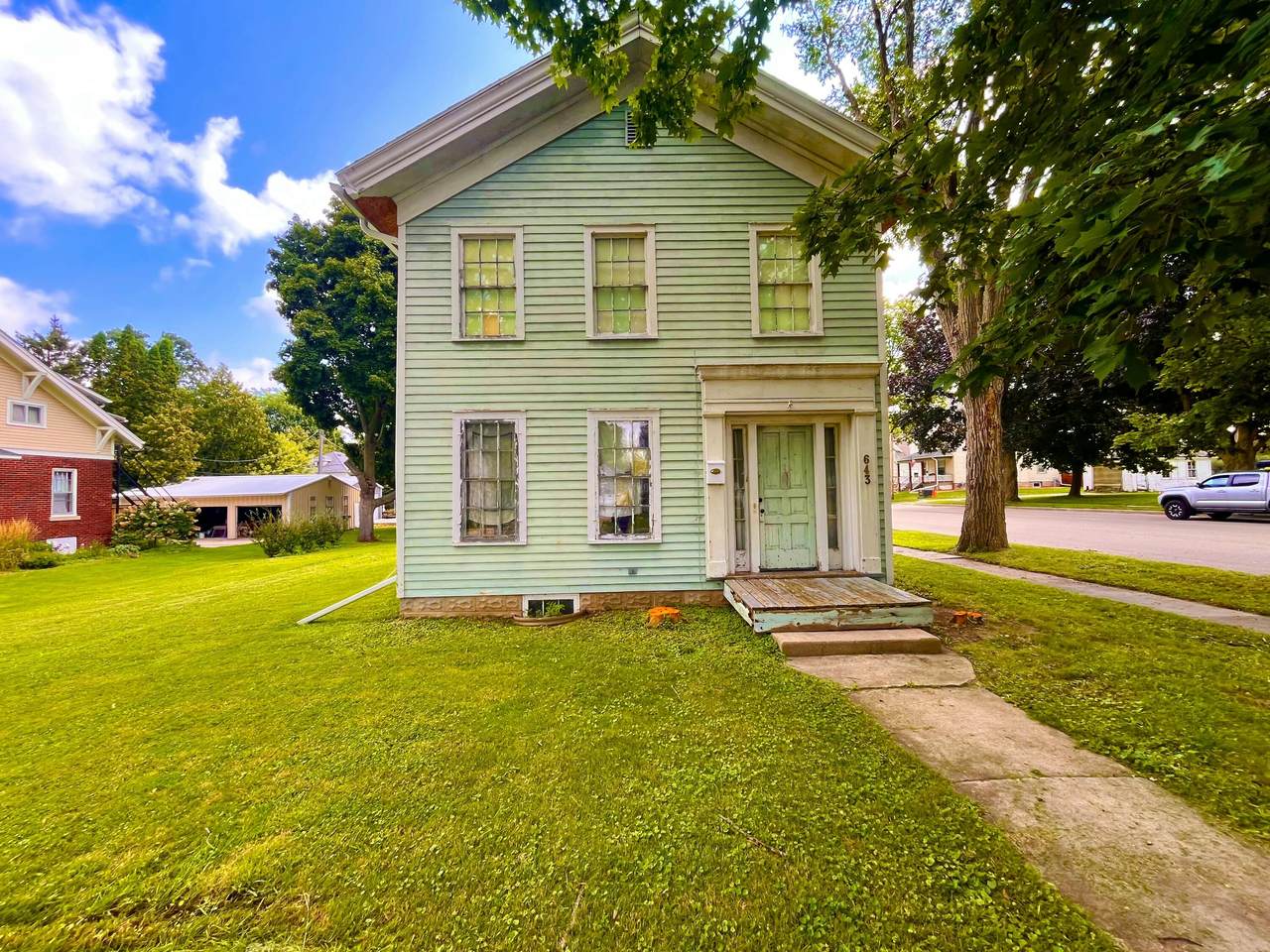 643 Watson St - Photo 1