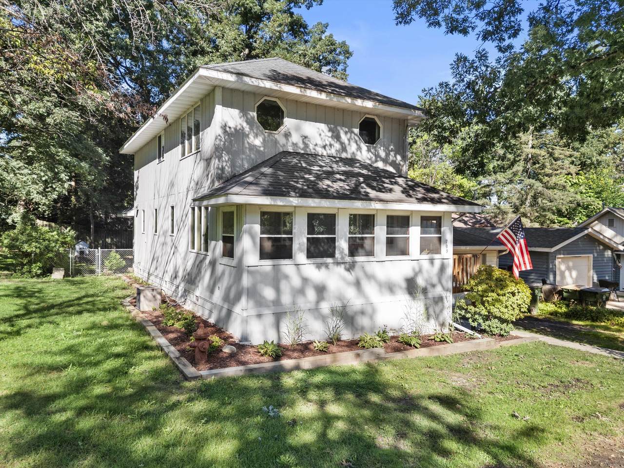 709 Manor Dr - Photo 1
