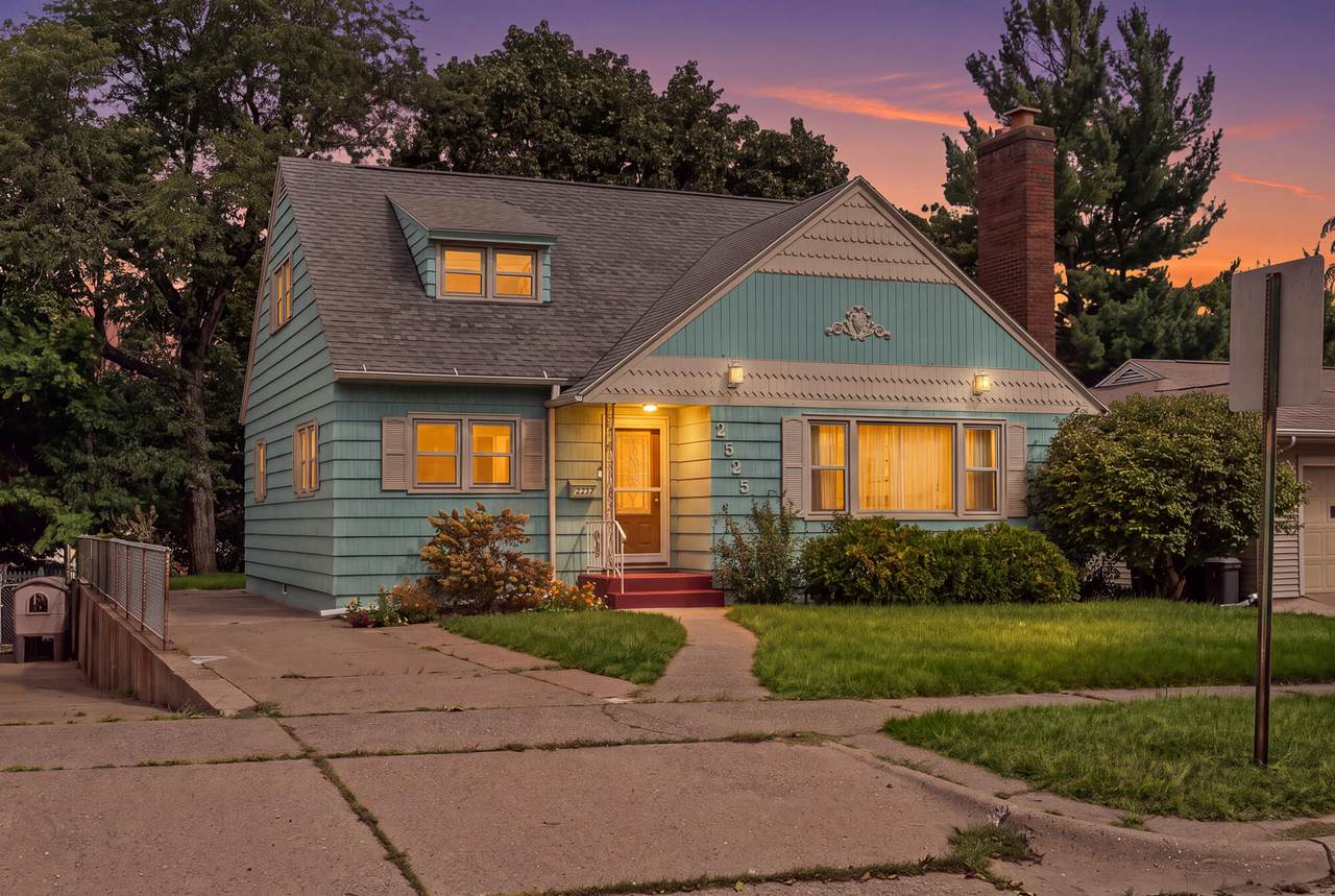 2525 Main St - Photo 1