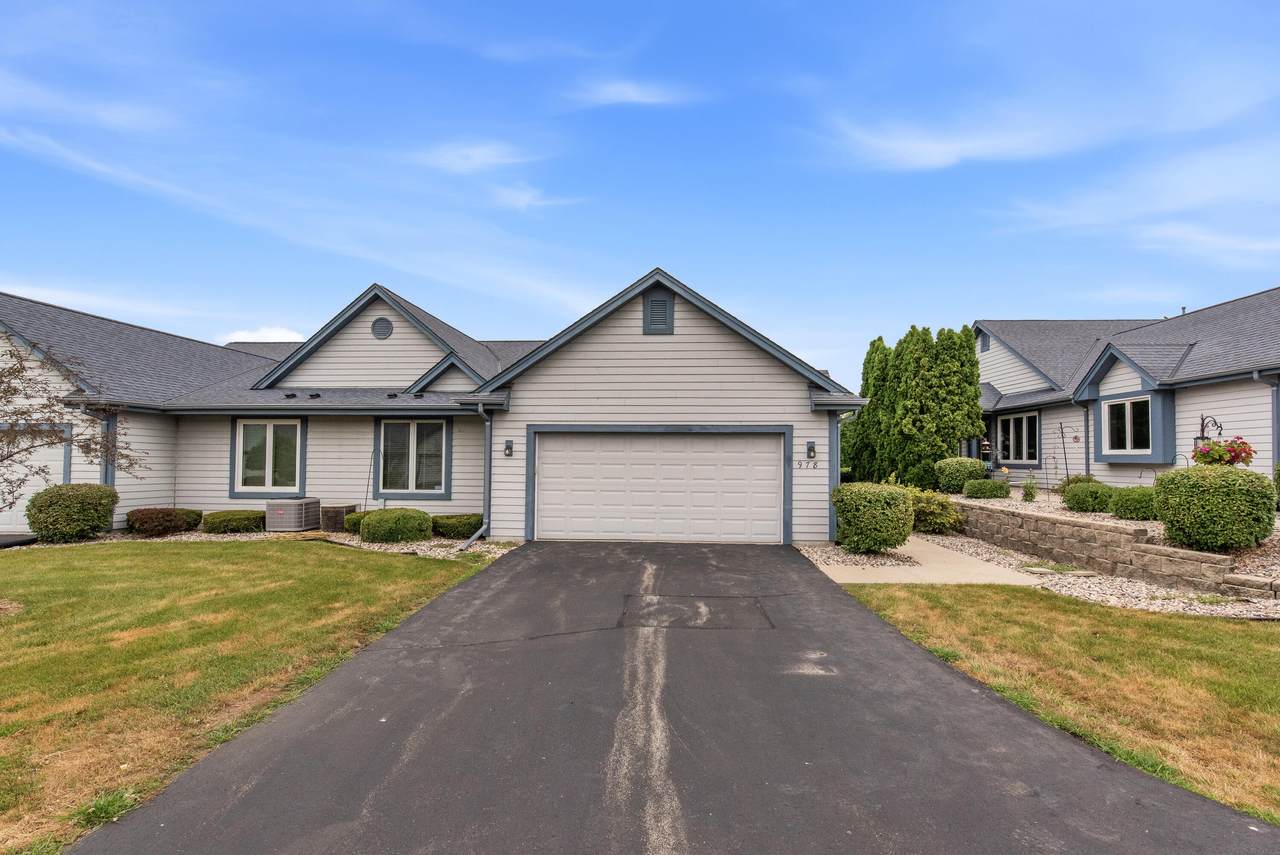 978 Bay View Cir - Photo 1