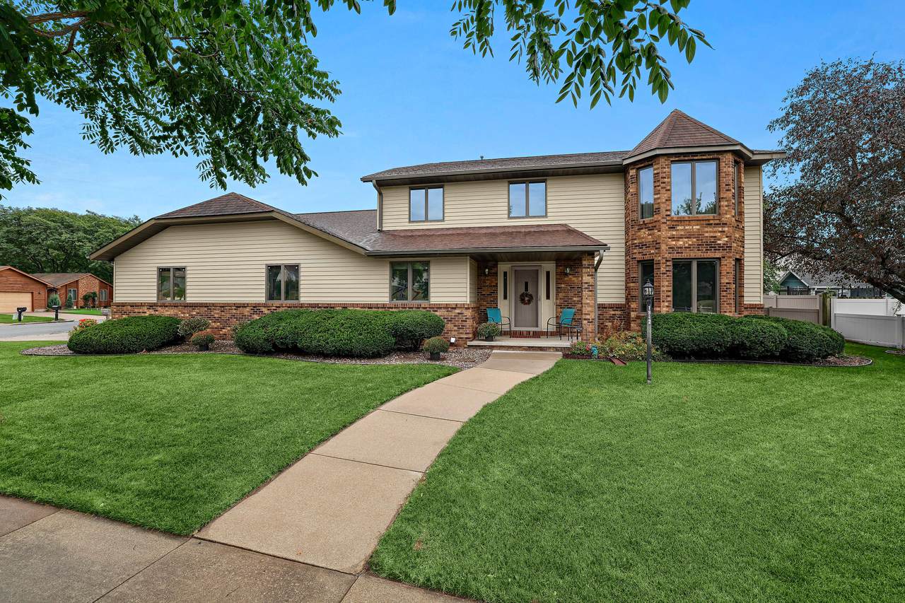 1942 Grand View Blvd - Photo 1