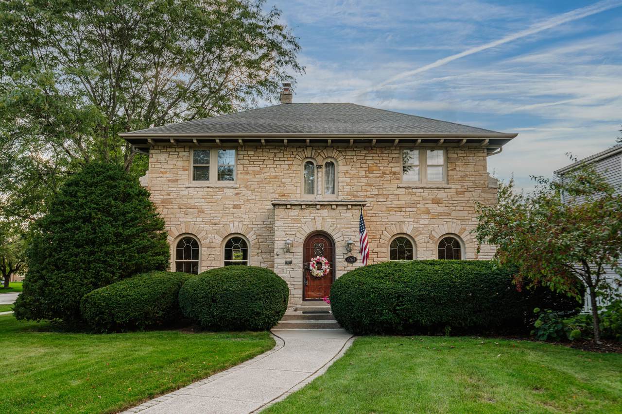 2263 Ludington Ave - Photo 1