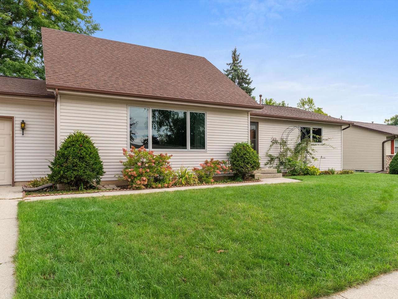 1378 Irving Cir - Photo 1
