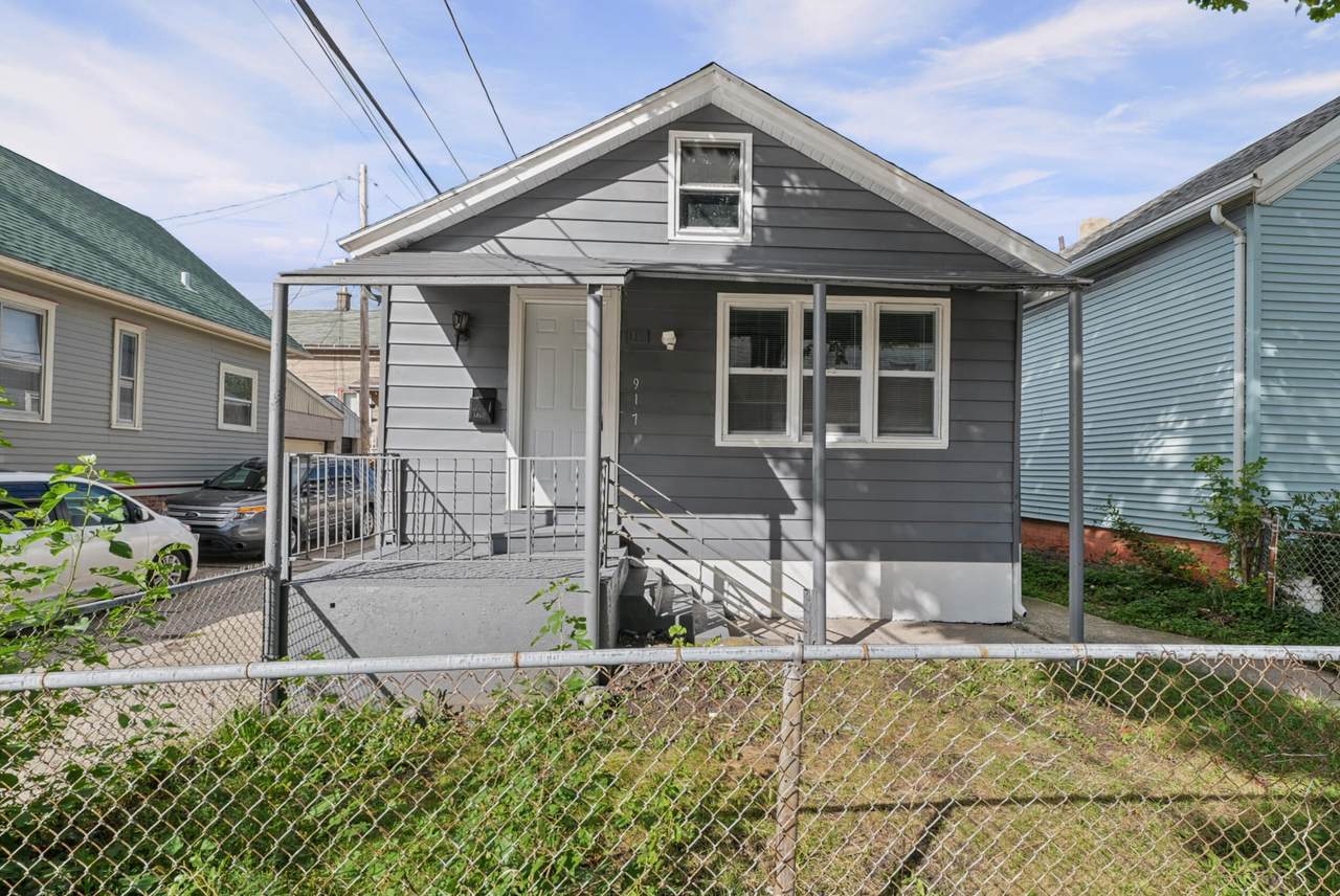 917 9th St - Photo 1