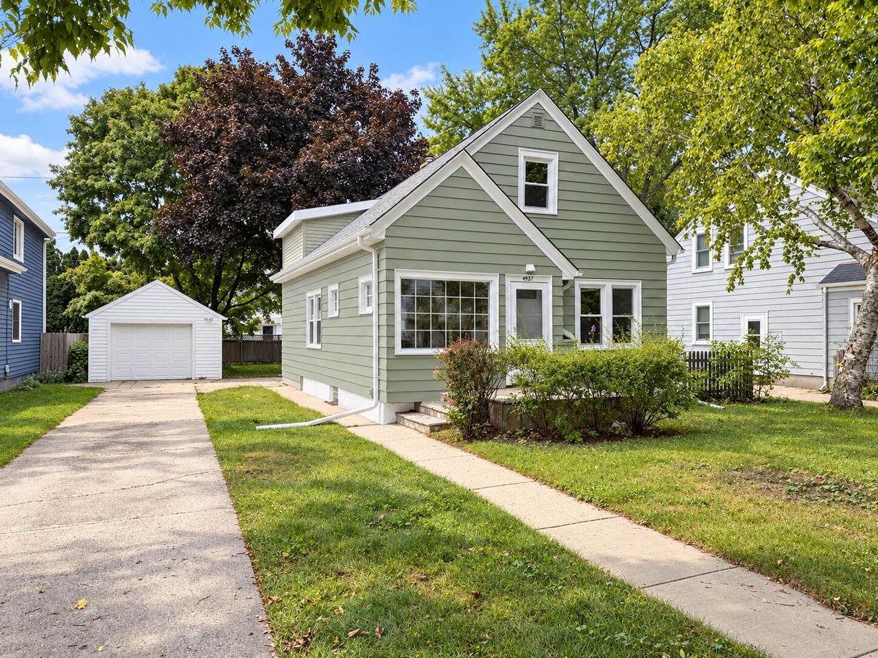 4937 Hollywood Ave - Photo 1