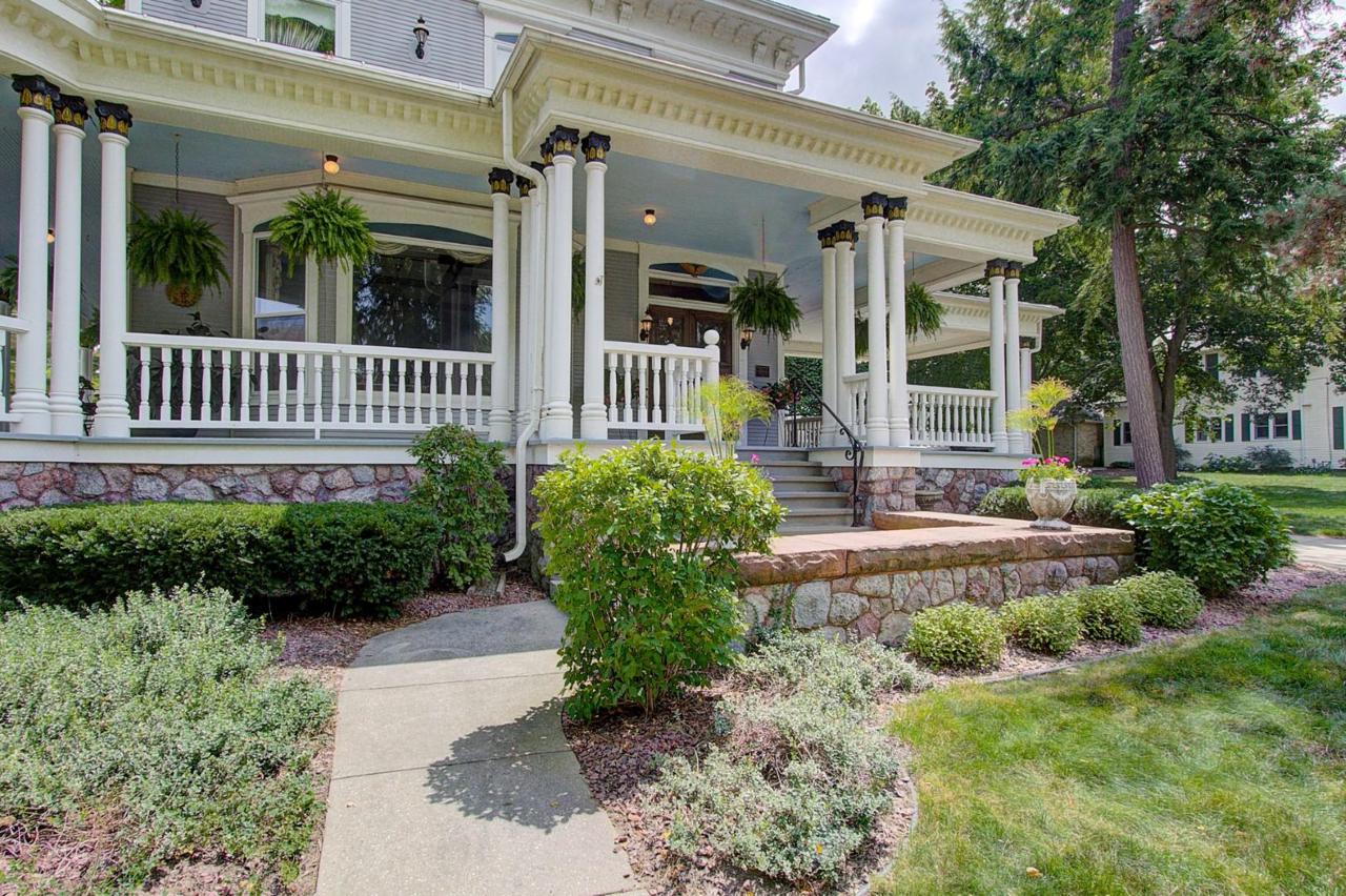 323 Merchants Ave - Photo 1