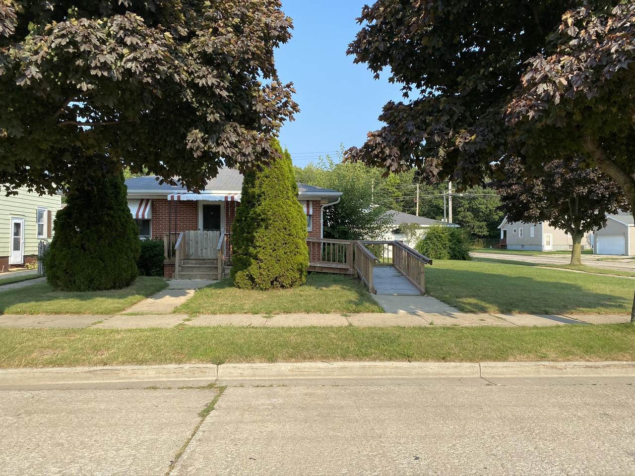 1945 Center St - Photo 1