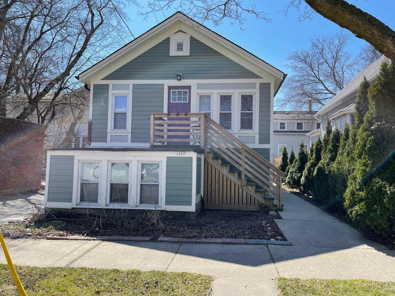 1607 Bradford Ave - Photo 1