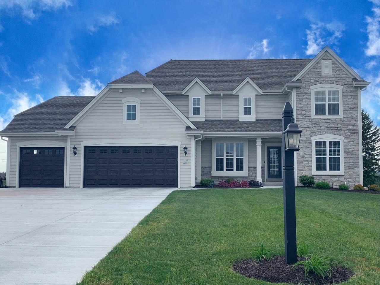 W239N3743 River Birch Ct - Photo 1