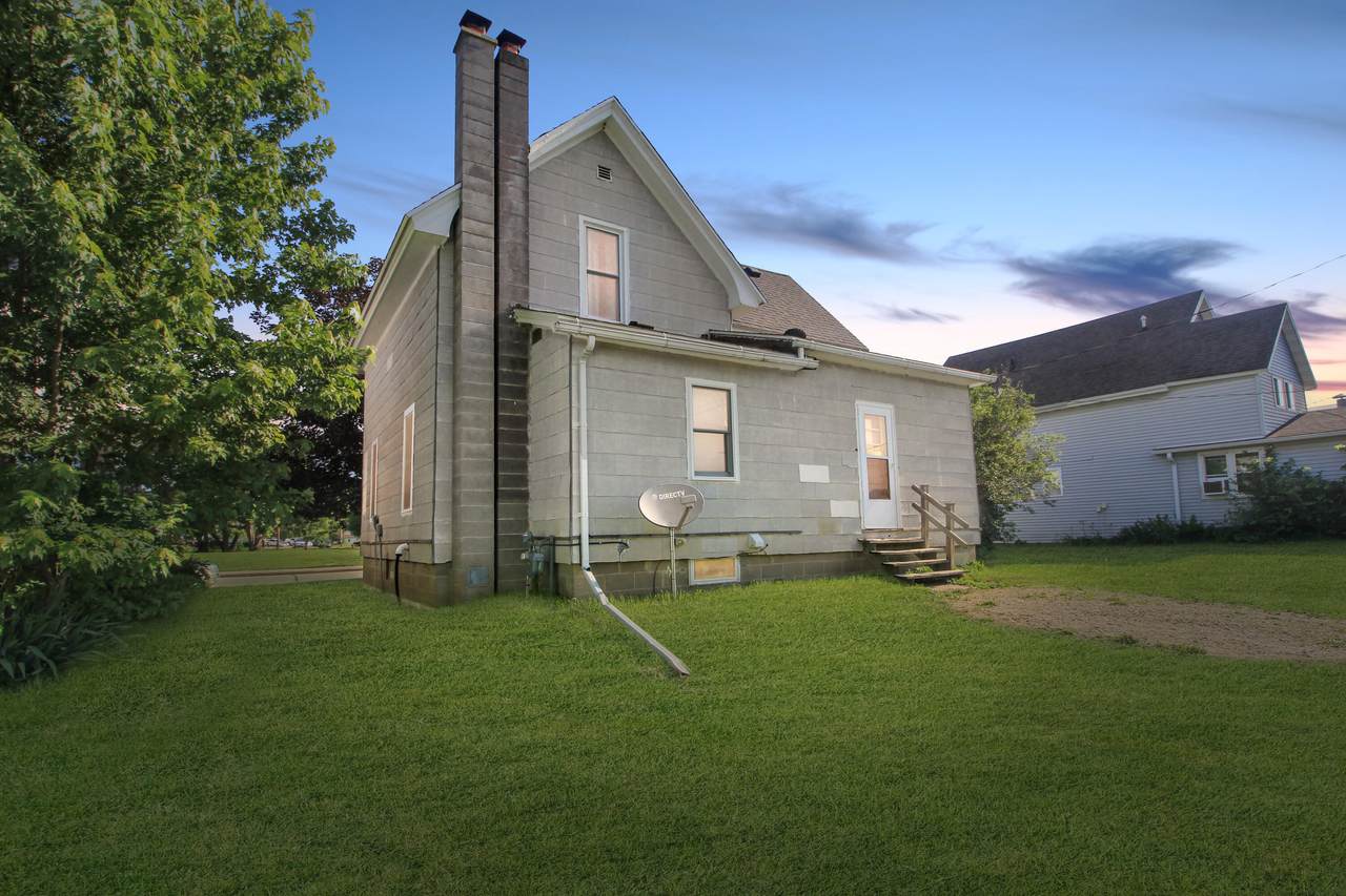 221 Commercial St - Photo 1