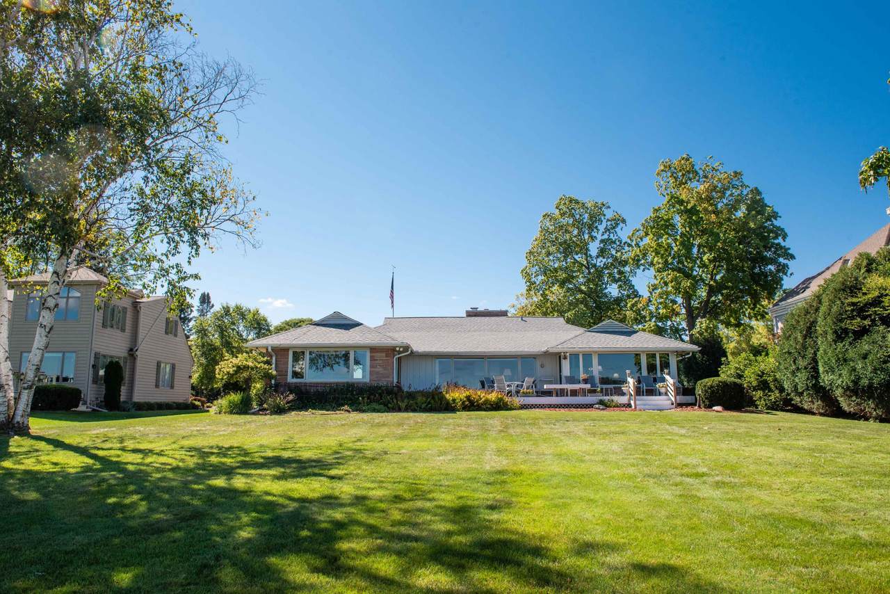 N23W28234 Beach Park Cir - Photo 1