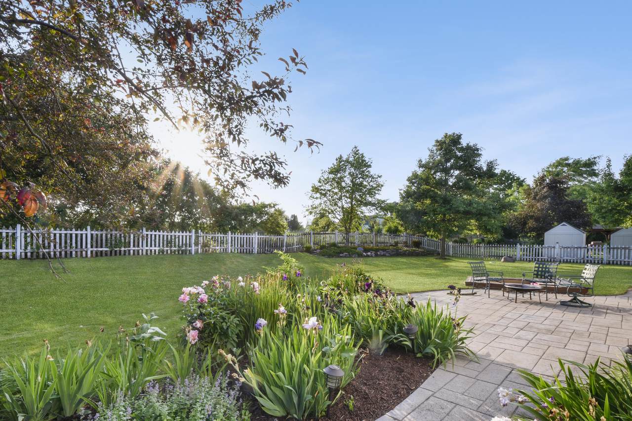 1145 Iris Ln - Photo 1