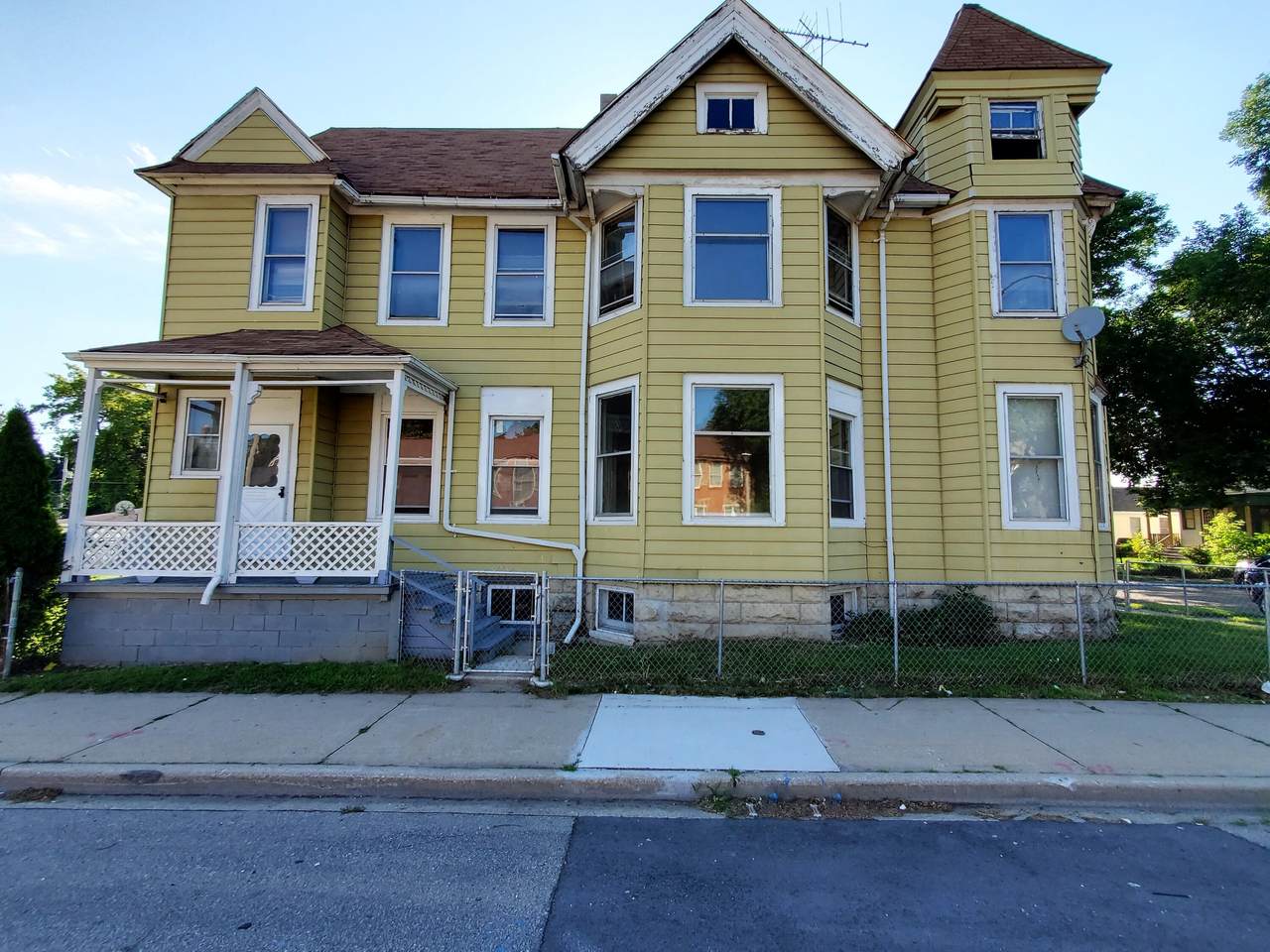441 Garfield Ave - Photo 1