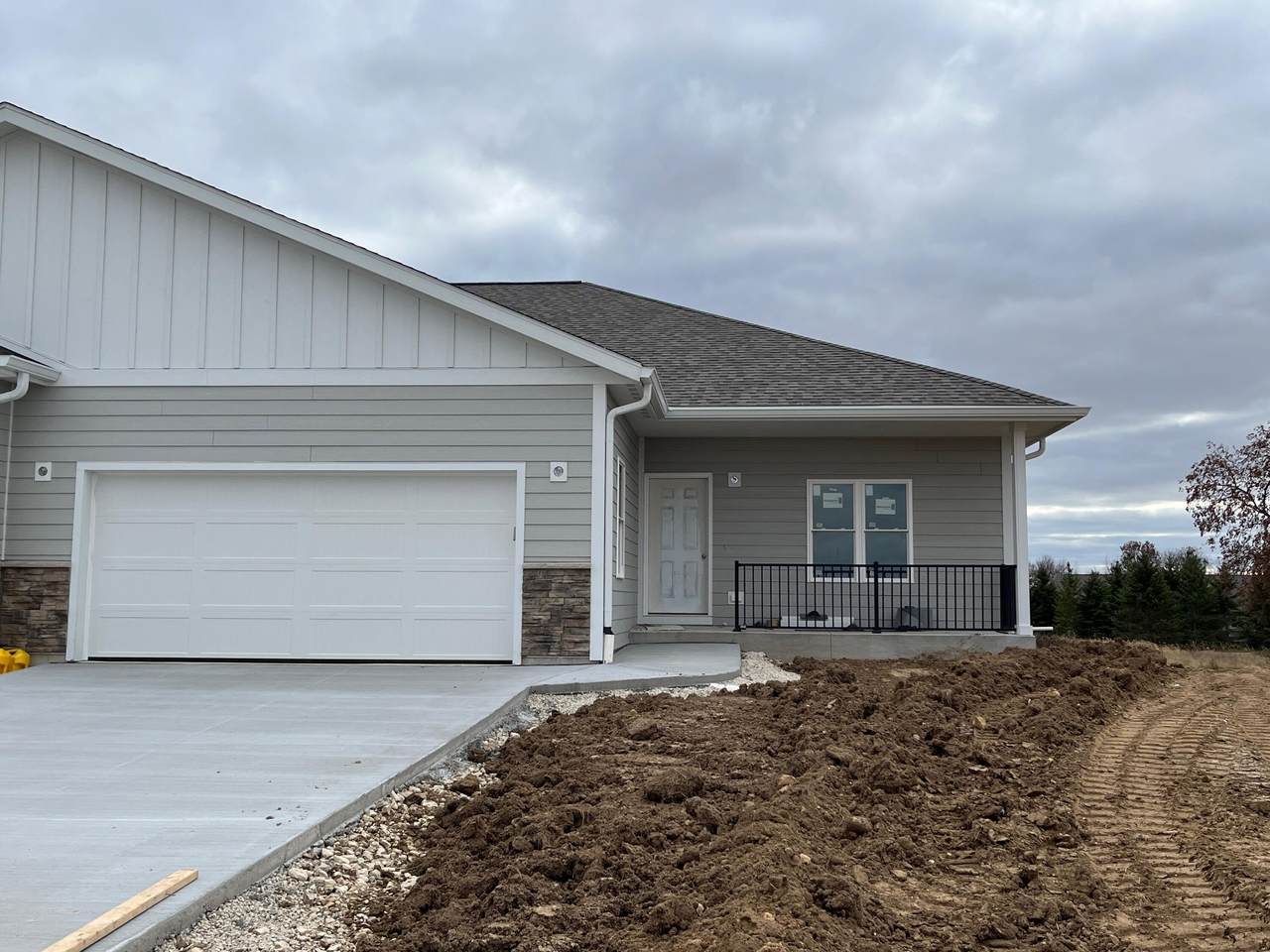 1365 Scenic Pointe Ct - Photo 1