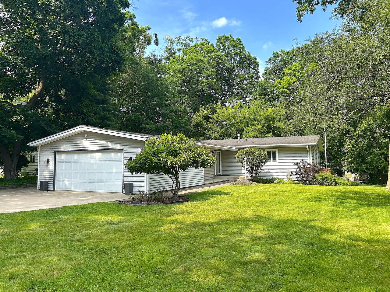 831 Sauganash Dr - Photo 1