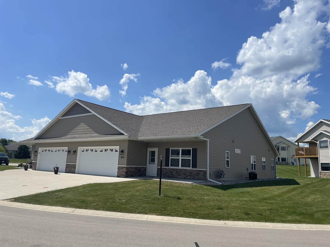 805 Prairie Gdns - Photo 1