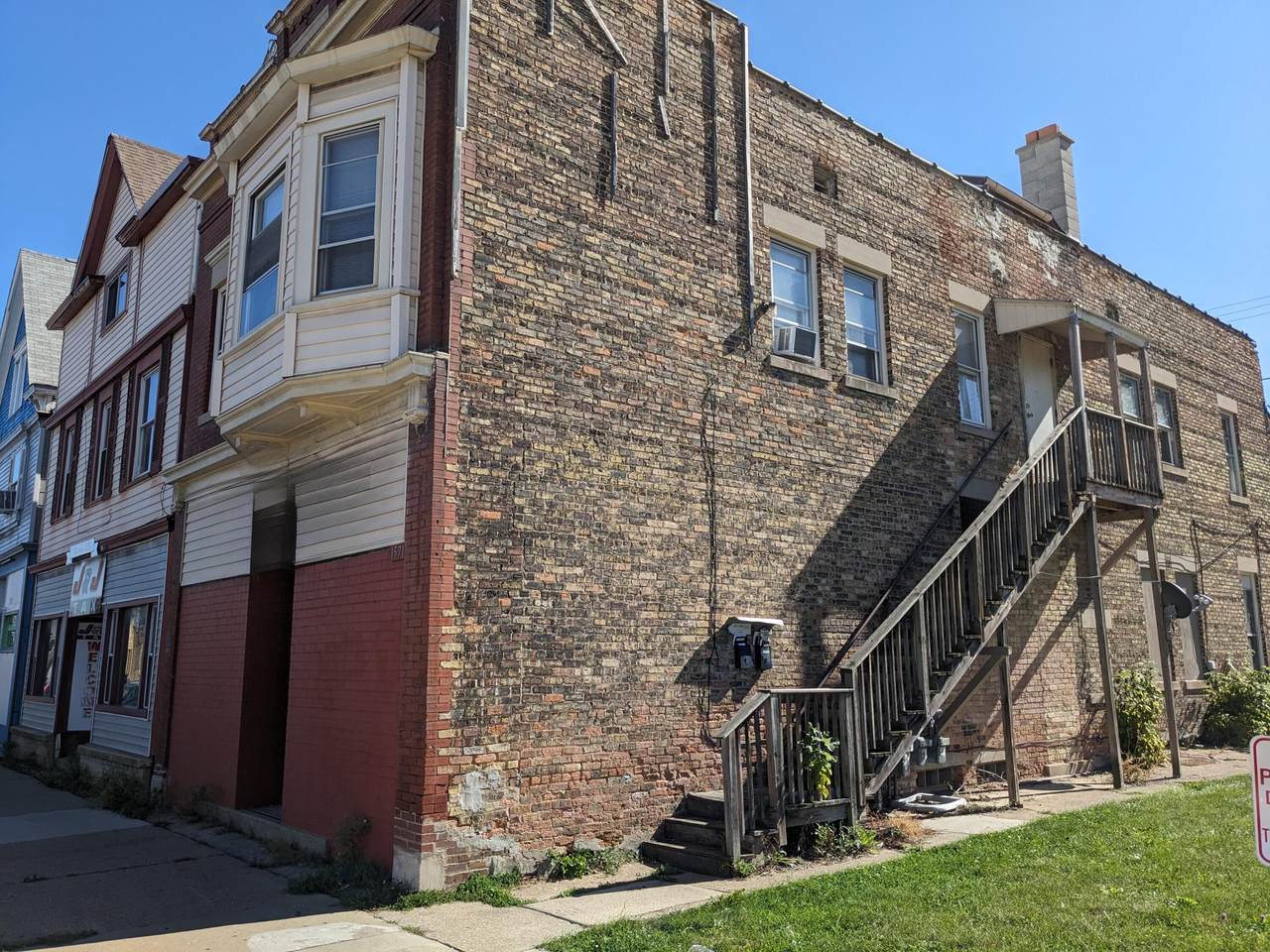 1571 Lincoln Ave - Photo 1